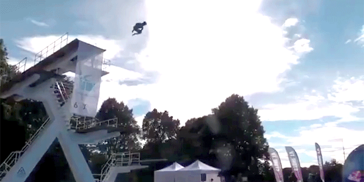 Norwegian belly flop contest looks flipping painful